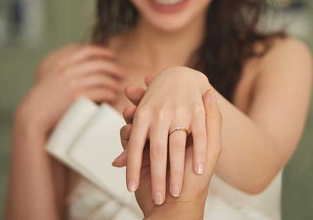 結婚指輪は、男女が永遠の愛を誓う証として身に着けるもの