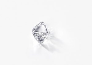 原石から美しいロシア産ダイヤモンド