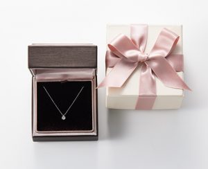 胸元に1石きらめく婚約ネックレス
