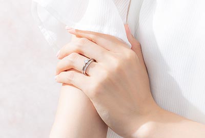 婚約指輪のサジッタと結婚指輪のプシュケーのセットリングを着ける女性