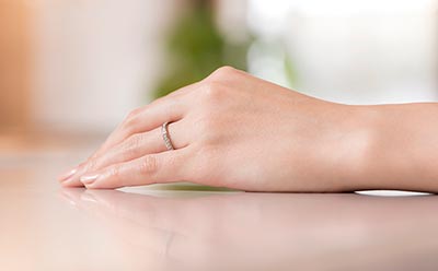アジア人の指に馴染む結婚指輪
