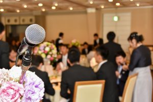 結婚式で乾杯の挨拶を成功させるには 例文やポイントを確認 結婚のきもち準備室 結婚についてのカップルのお悩み解消サイト