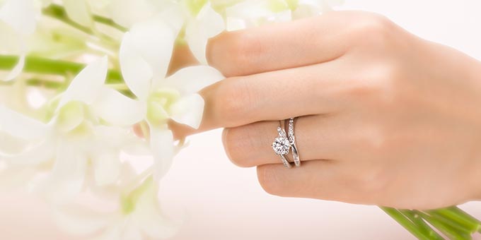 重ね着けに最適な婚約指輪と結婚指輪のデザインとは 結婚のきもち準備室 結婚についてのカップルのお悩み解消サイト
