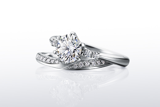 センターダイヤモンドはもちろん、メレダイヤモンドまで高品質を追求。永遠の輝きを約束します。