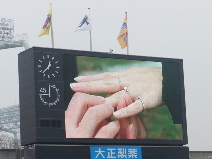 スクリーンに大きく映る、指輪を贈る感動のシーン