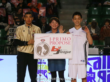 プロポーズが成功したお二人と琉球ゴールデンイーグルスの並里選手。