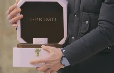 受け取った箱の中にさらに小さな箱が・・そこには「I-PRIMO」の文字