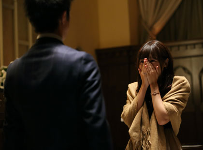 彼女は突然のことで感動と動揺を隠せません