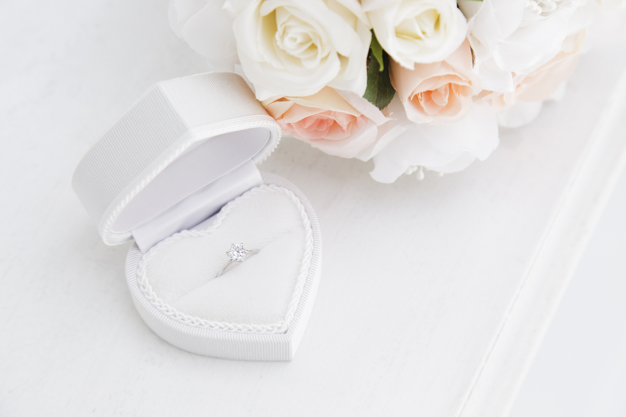 婚約指輪にプレゼントを添えて心に残るプロポーズ！