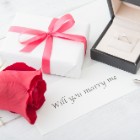 プロポーズのときに贈る物で多いのは何？