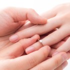 プロポーズで指輪を贈るときのおすすめポーズ！クールに決めよう