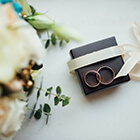 男性必見！プロポーズのときはリング以外のプレゼントも必要？