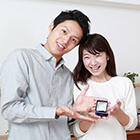 プロポーズはどうする？婚約指輪は？結婚目前の男性が気になるアレコレ