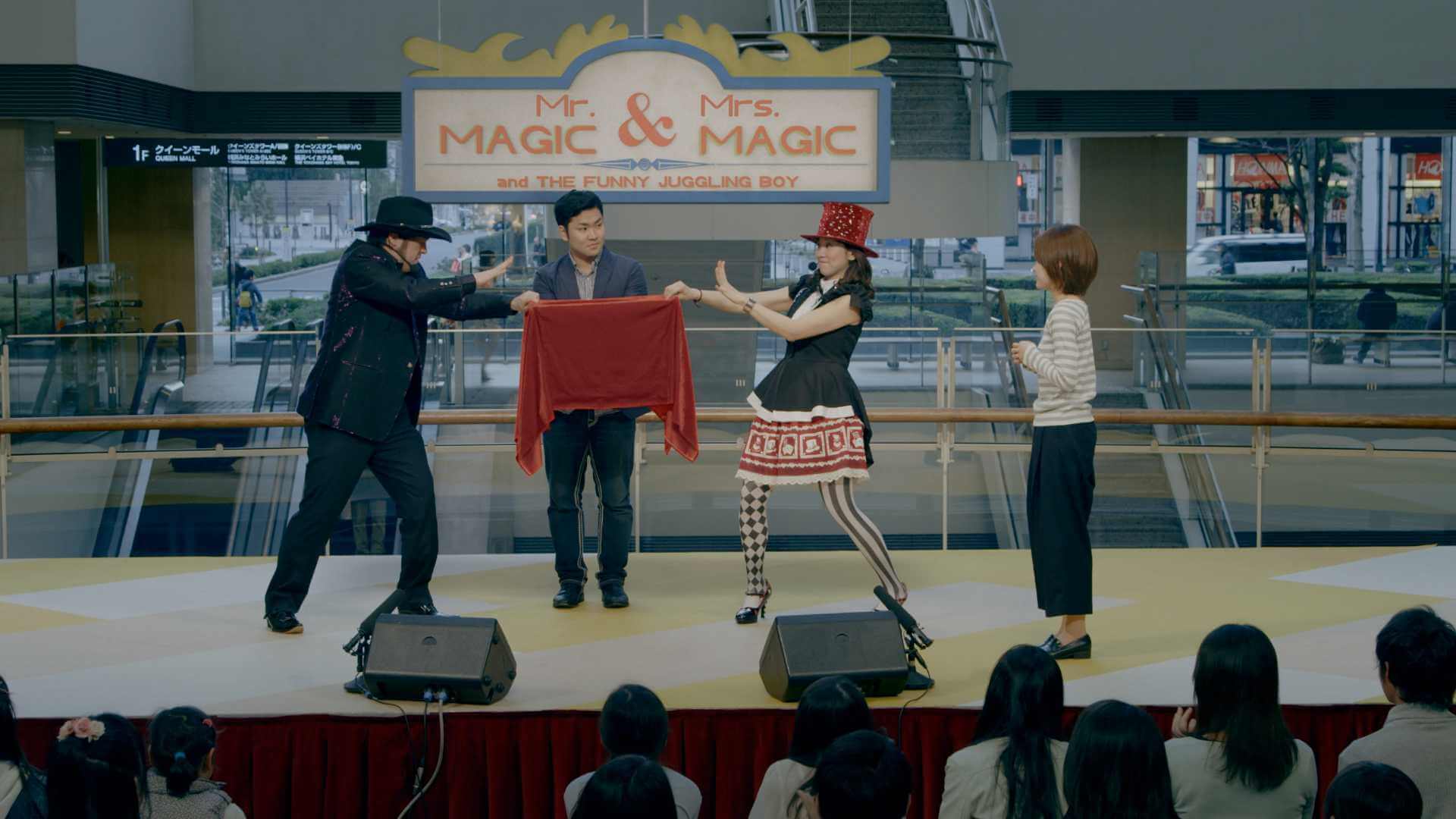 苦労をかけた彼女に、光輝く瞬間を届けたい。不器用な彼からの最高の贈りもの。マジックショーでのプロポーズ。