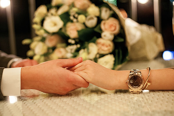 プロポーズに婚約指輪と婚約時計はどっちがいいの 気になる相場は プロポーズ準備室 最高のプロポーズを知って相談できるサイト