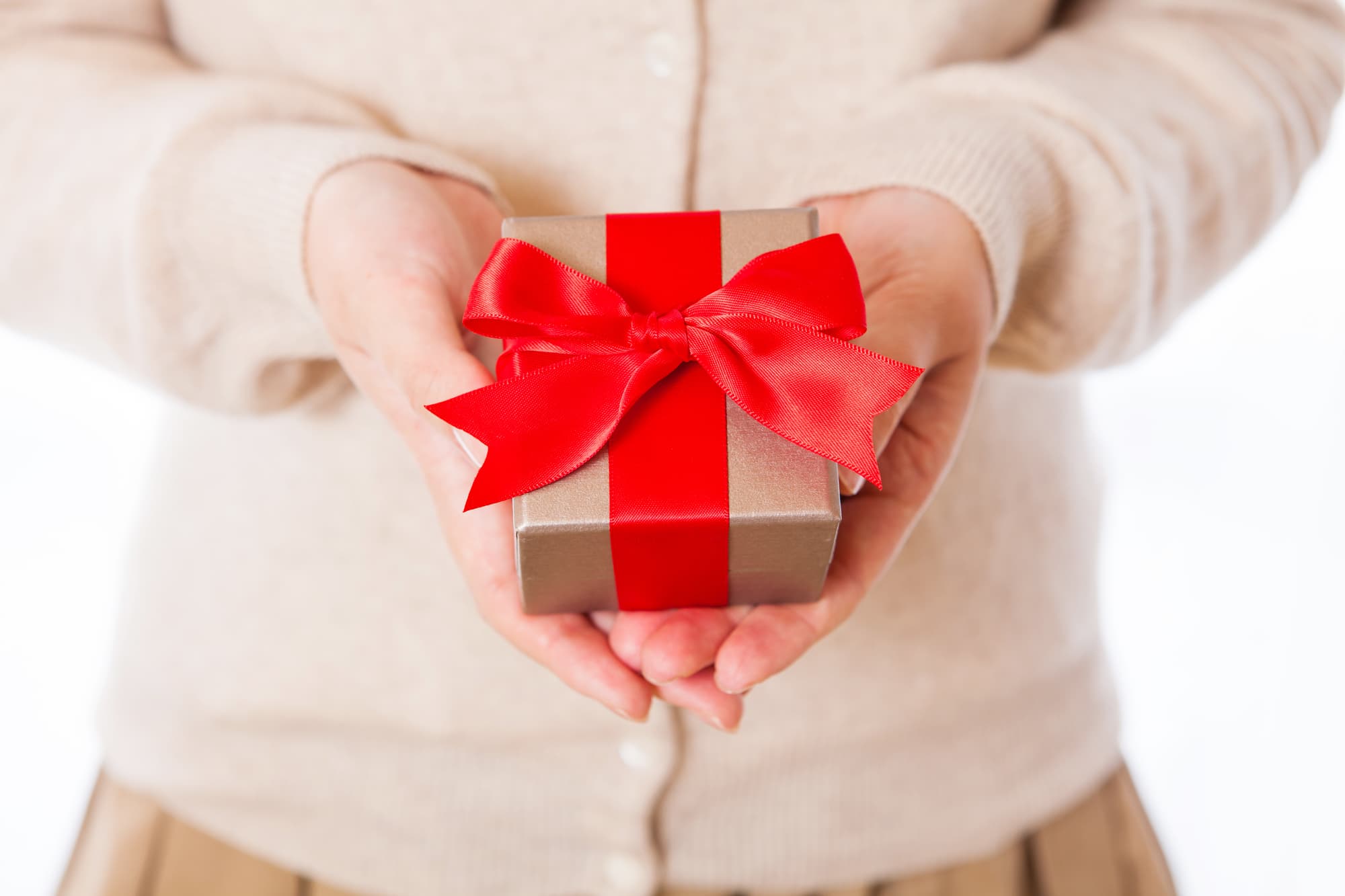 プロポーズのお返しにおすすめの品や費用相場をご紹介！