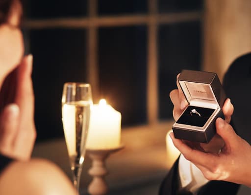 プロポーズの服装選びに悩んでいる方必見！おすすめの服装・注意点を解説