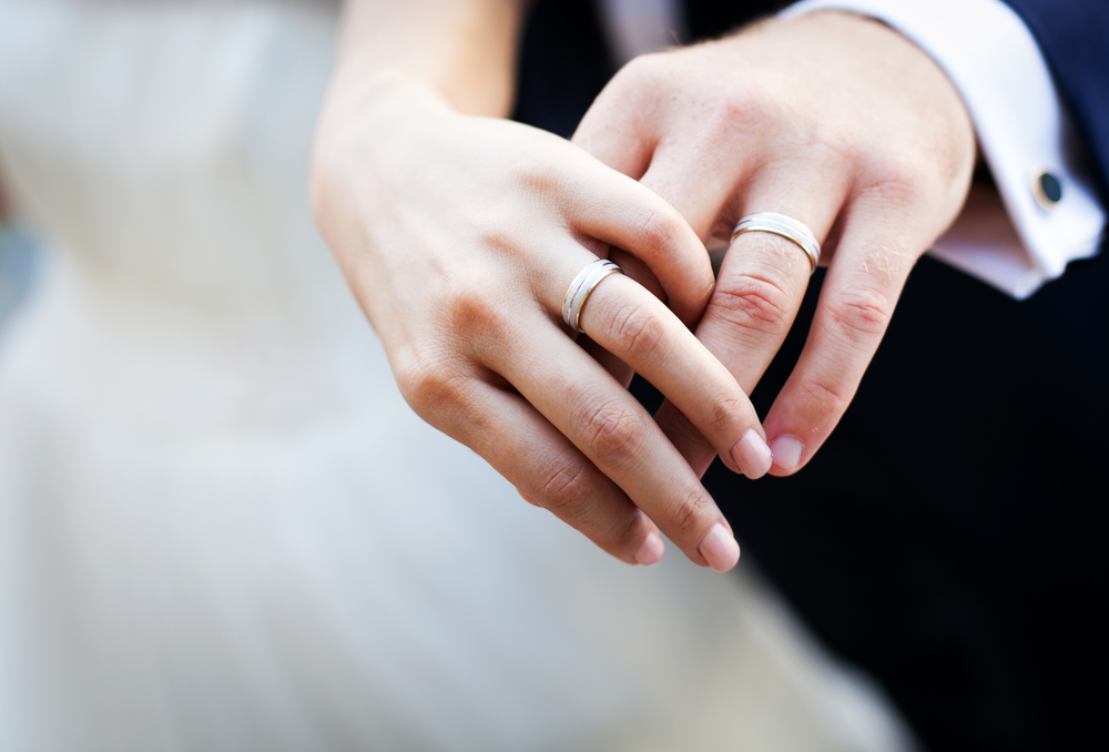 自分の手を美しく見せてくれるのは どのリング 似合う1本を選ぶコツ 婚約指輪 結婚指輪のi Primo アイプリモ カップルに人気の婚約指輪 結婚指輪はi Primo アイプリモ