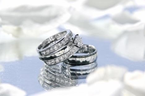 永遠の愛の象徴、エタニティリングの「エタニティ」の意味とは｜カップルに人気の婚約指輪,結婚指輪はI-PRIMO（アイプリモ）