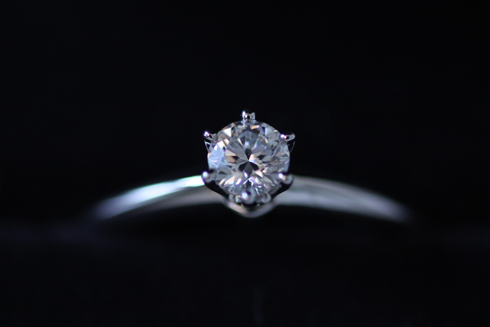 ダイヤモンドのクラリティのランクは 婚約指輪に適した指輪を選ぼう カップルに人気の婚約指輪 結婚指輪はi Primo アイプリモ