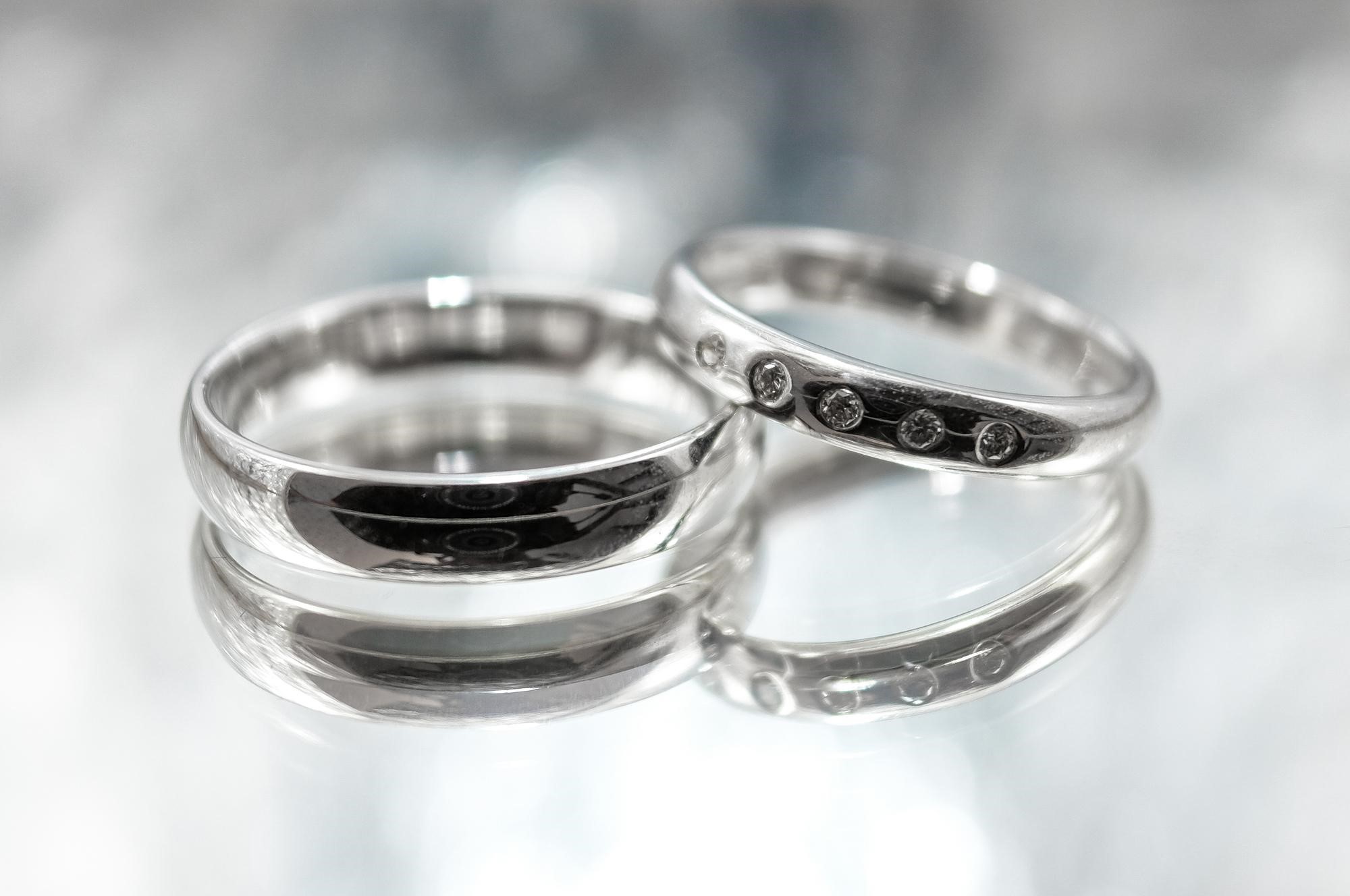 結婚指輪の定番「プラチナ」のリングの特徴は？お手入れの方法までご
