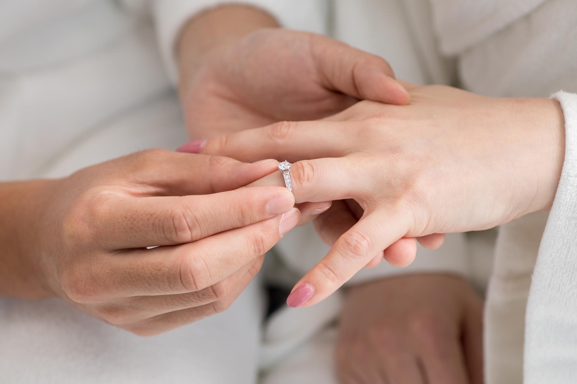 婚約指輪の選び方から購入までを解説｜カップルに人気の婚約指輪,結婚