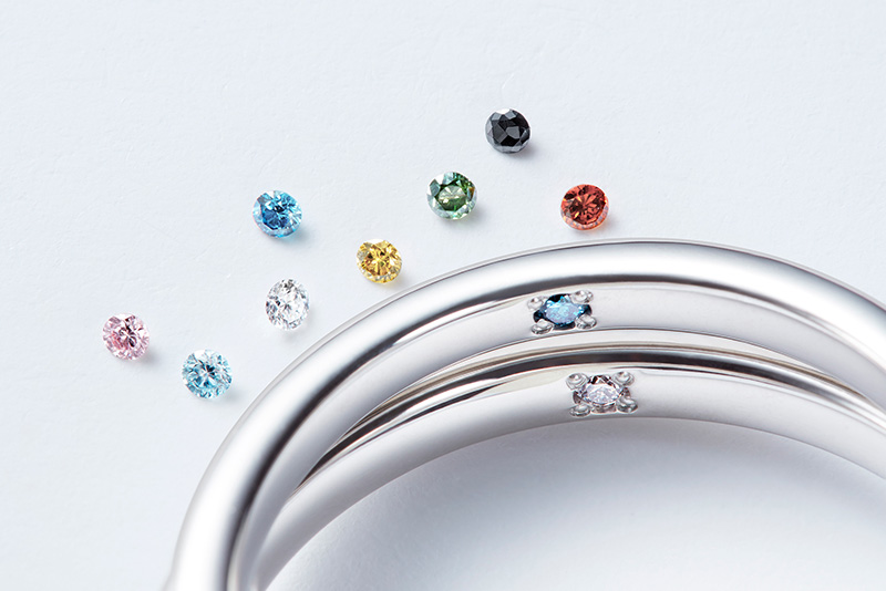 リングの内側にカラーダイヤモンドを留める「プロミスダイヤモンド」｜カップルに人気の婚約指輪,結婚指輪はI-PRIMO（アイプリモ）