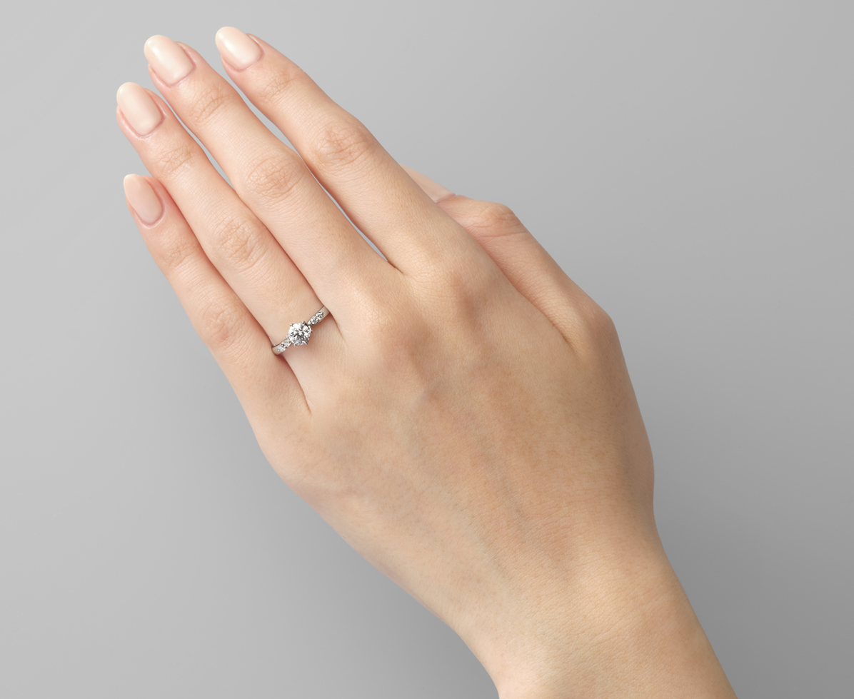 アルニラム｜婚約指輪（エンゲージリング）｜カップルに人気の婚約指輪