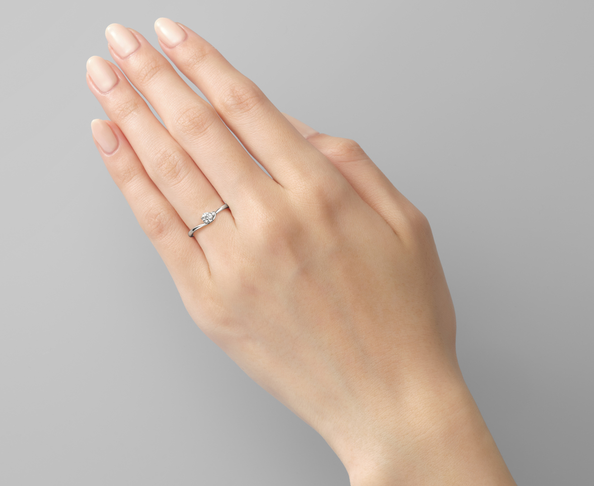 ピオネ｜婚約指輪（エンゲージリング）｜カップルに人気の婚約指輪