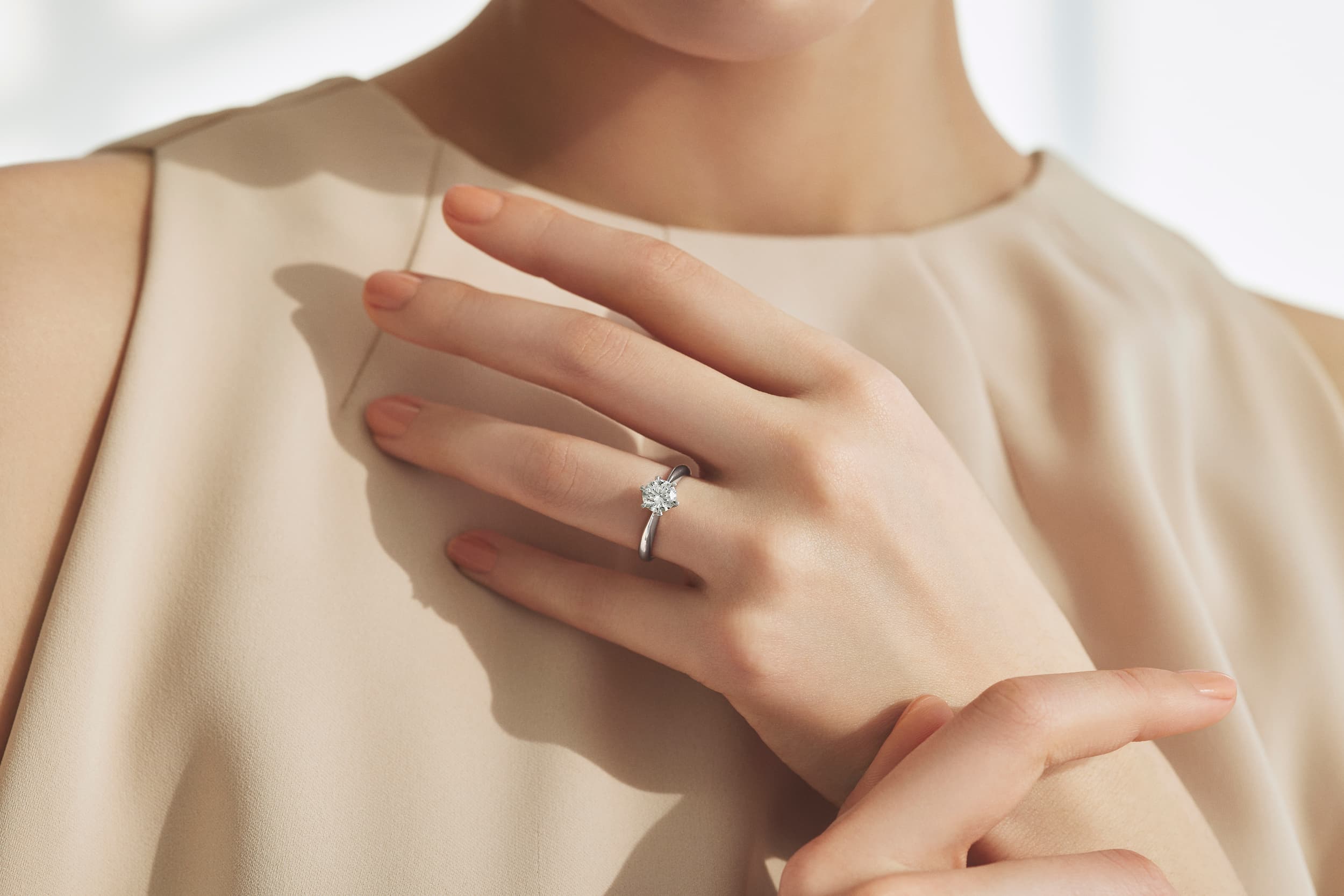 普段使いに向いている婚約指輪の選び方を解説！ジュエリーマナーもご紹介｜カップルに人気の婚約指輪,結婚指輪はI-PRIMO（アイプリモ）