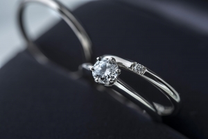 婚約の記念に男性から女性へ贈る「婚約指輪」