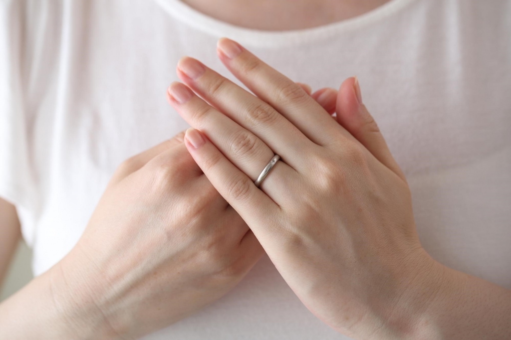 左手薬指に結婚指輪を着ける意味とは？ファッションとして着けても大丈夫？_2