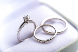 婚約指輪と結婚指輪の違いは？