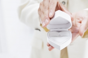 婚約指輪のダイヤモンドは何カラットがいい？相場やデザインを徹底解説
