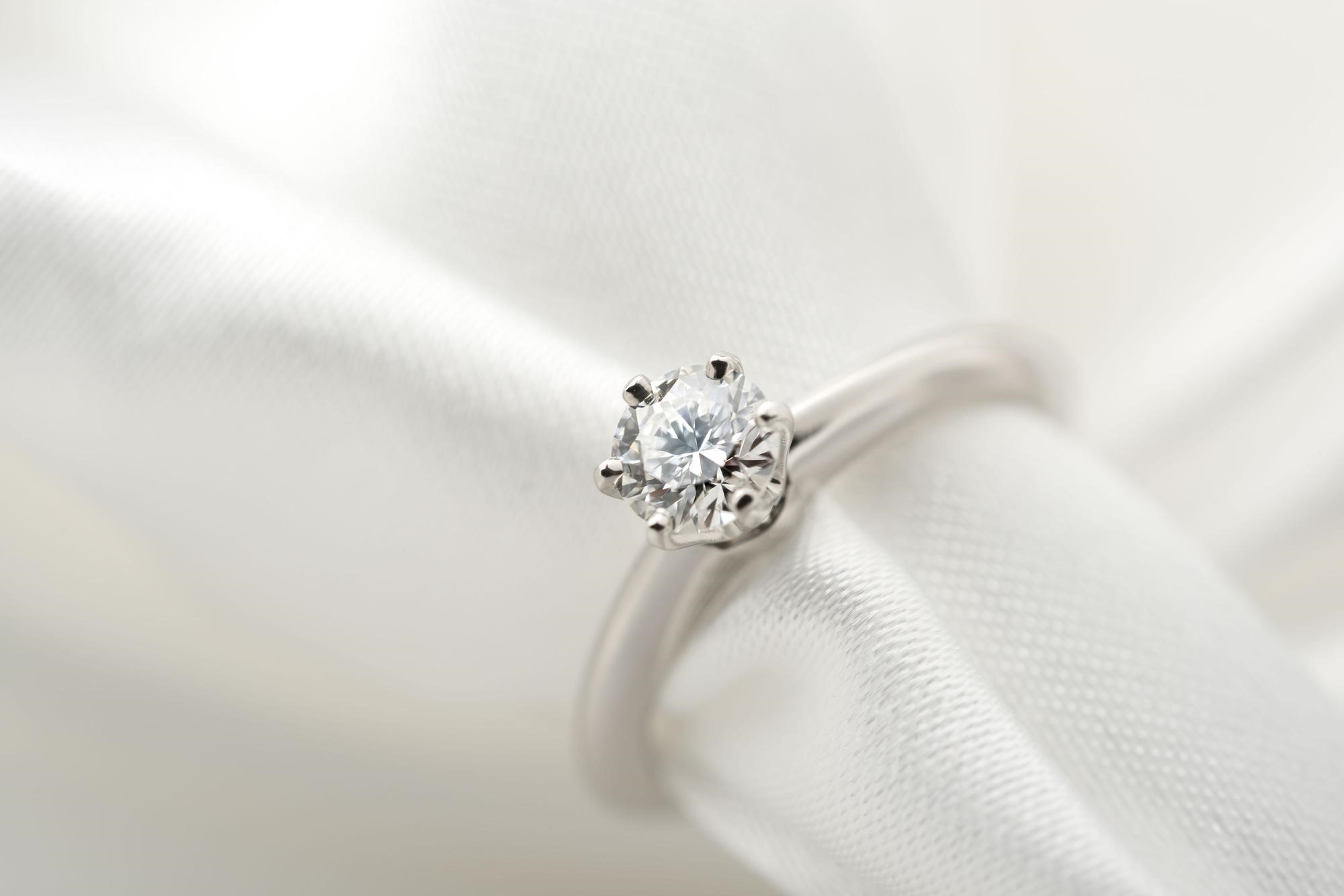 婚約指輪なしだと離婚率が上がる?相手の女性のことをよく考えよう|カップルに人気の婚約指輪,結婚指輪はIPRIMO(アイプリモ) 婚約指輪なしだと離婚率が上がる?相手の女性のことをよく考えよう|カップルに人気の婚約指輪,結婚指輪はIPRIMO(アイプリモ)