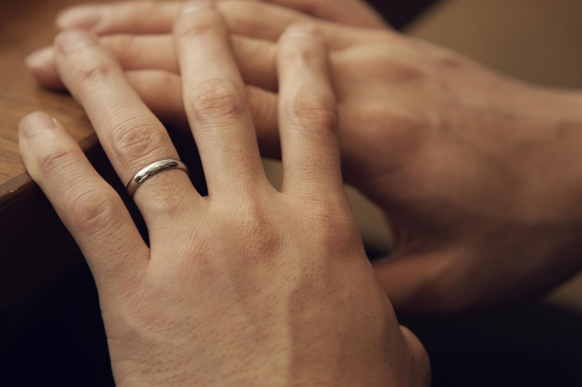 結婚指輪を男が着けないのはなし？女性だけ買うのはおかしい？｜カップルに人気の婚約指輪,結婚指輪はIPRIMO（アイプリモ）
