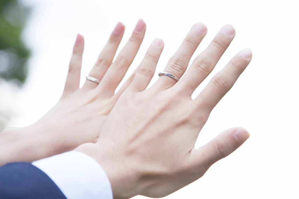 左手薬指に結婚指輪を着ける意味とは？ファッションとして着けても大丈夫？_4