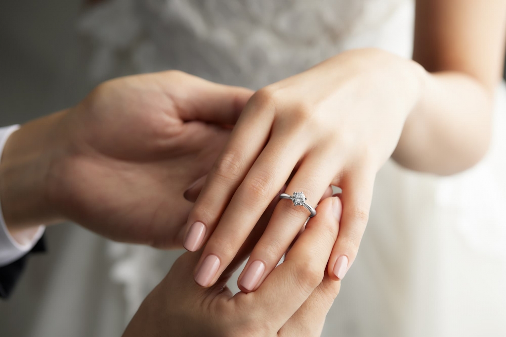 婚約指輪と結婚指輪の違いをデザインから着用シーンまで一挙解説！_3