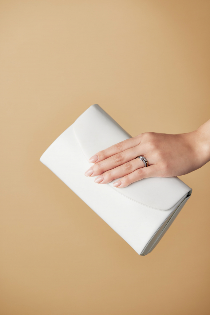 職場で婚約指輪を着用する際の注意点は？外したほうが良いシーンもご紹介！_4