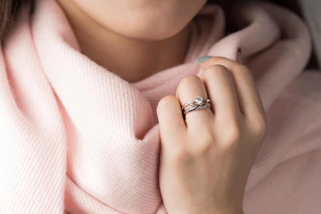 婚約指輪と結婚指輪を重ね着けするメリット・デメリットとコツを解説！_3