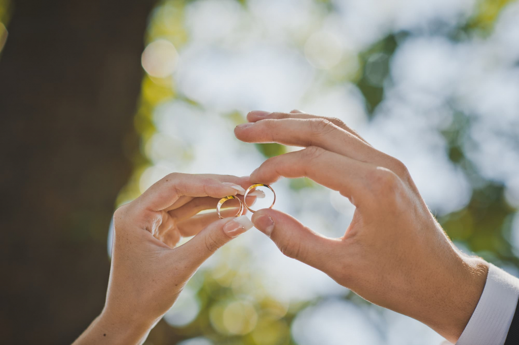 ゴールドの結婚指輪を選ぶメリット・デメリットやプラチナとの違いをご紹介！_4
