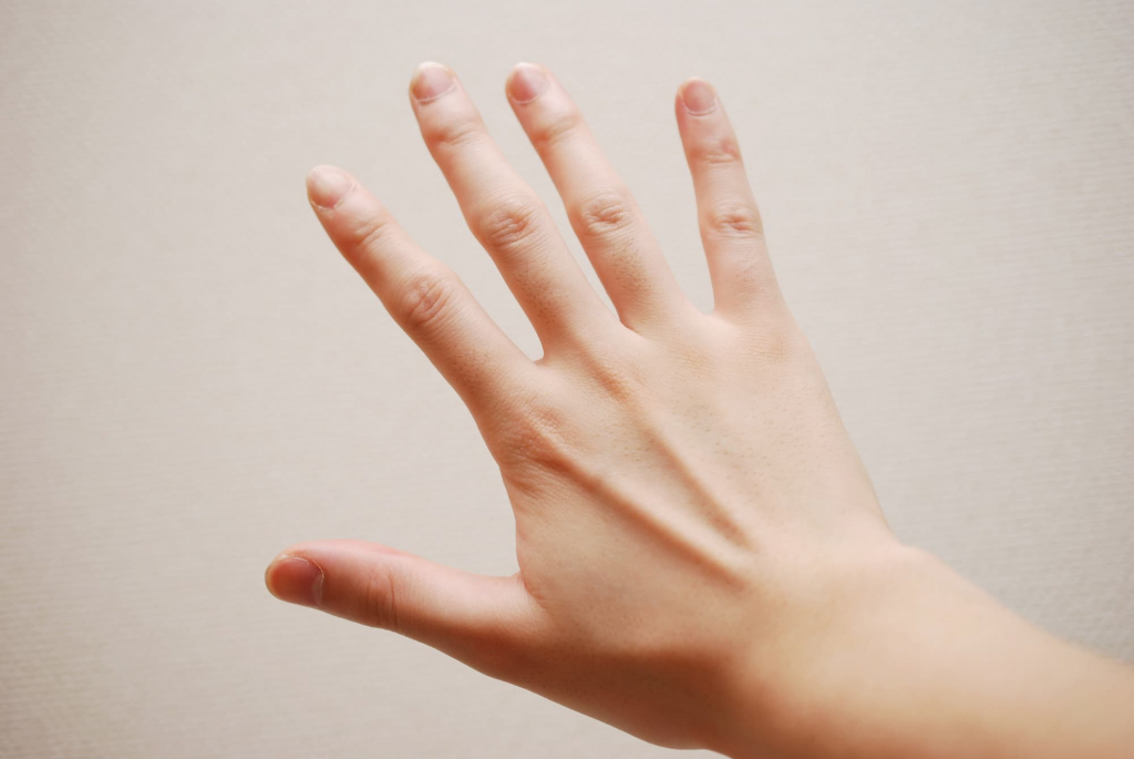 右手薬指に指輪をする理由とは？指輪を着ける位置によって異なる意味もご紹介_2